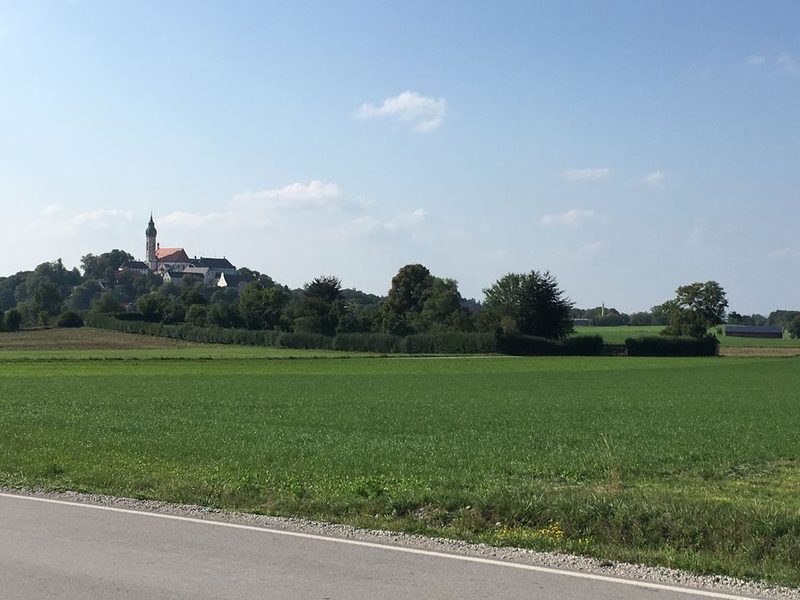 Blick auf Kloster Andechs von den Feldern bei Kerschlach (September 2018)