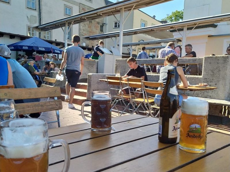 Verdiente Rast im Biergarten des Bräustüberls (Juli 2020)