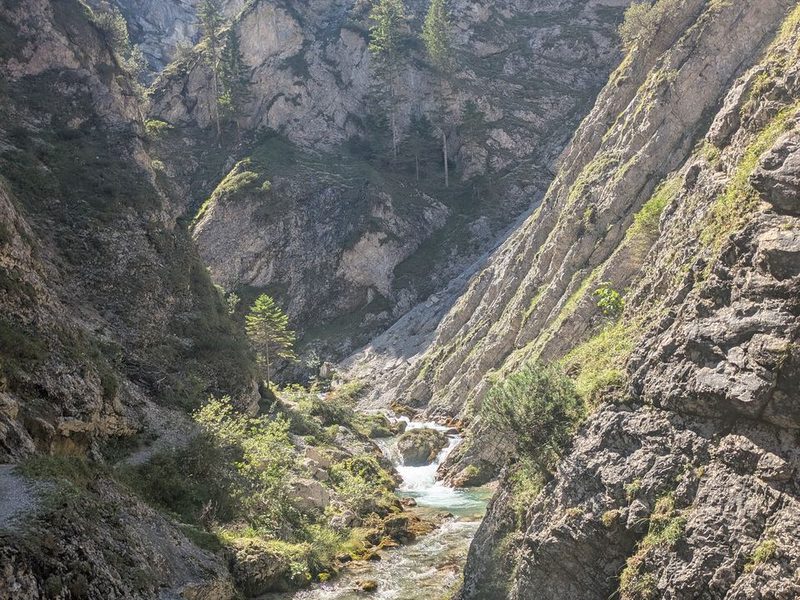 Stromschnellen zwischen den Felswänden