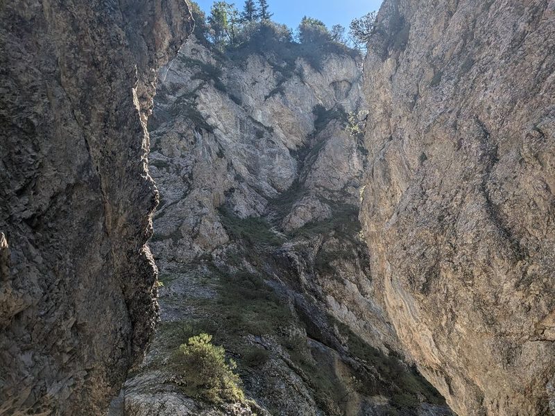 Steil aufragende Felswände in der Klamm