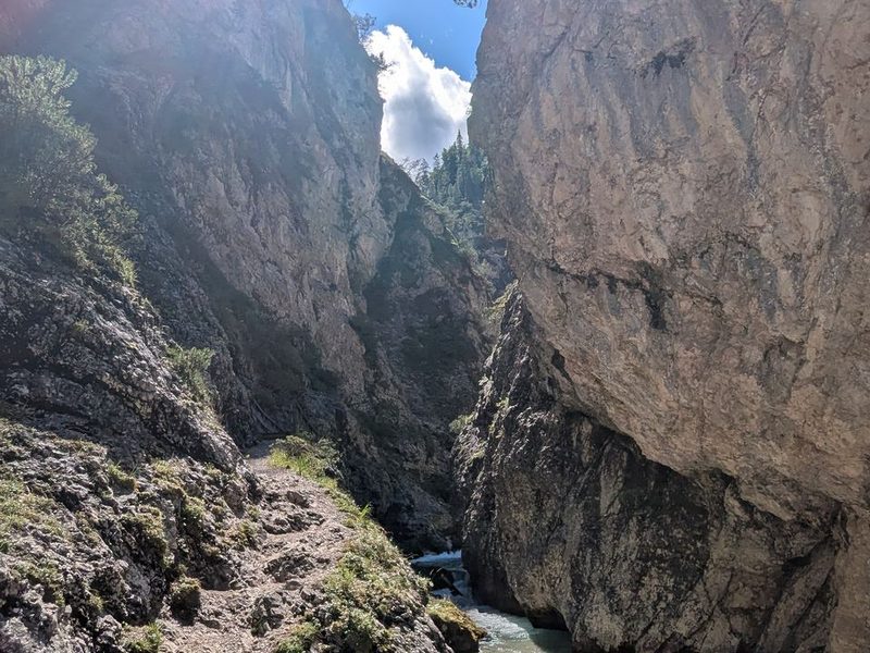 Schmaler Steig durch die Klamm