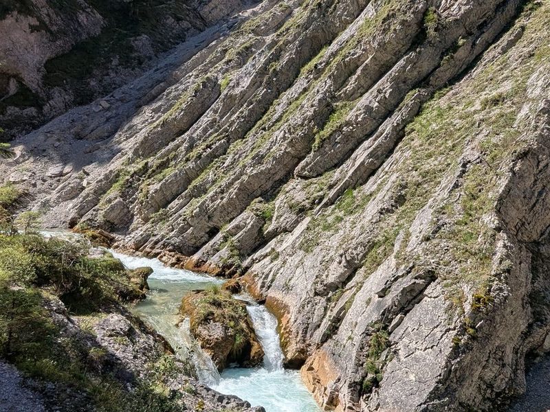 Kleiner Wasserfall an geschichtetem Fels