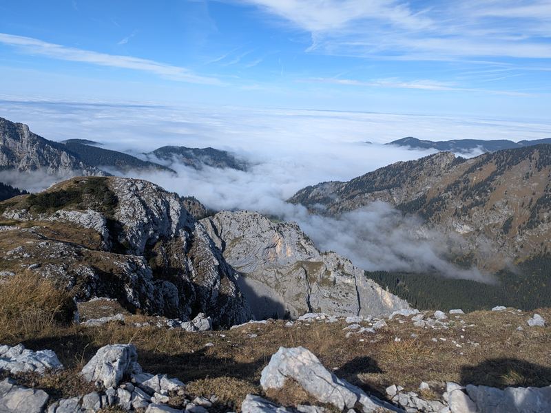 Felsen am Weg, im Tal darunter liegt das Nebelmeer