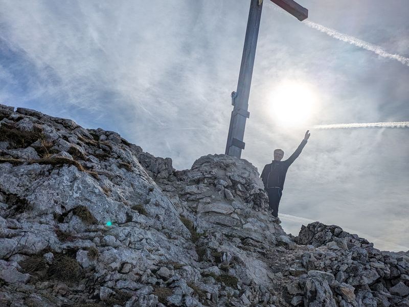 Das Gipfelkreuz der Hochplatte im Gegenlicht