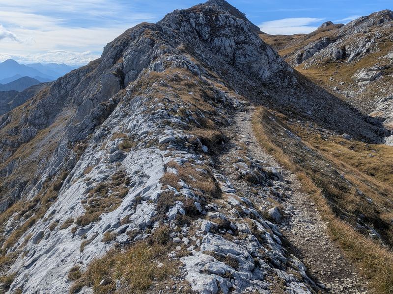 Der schmale, felsige Gratweg zum Gipfel