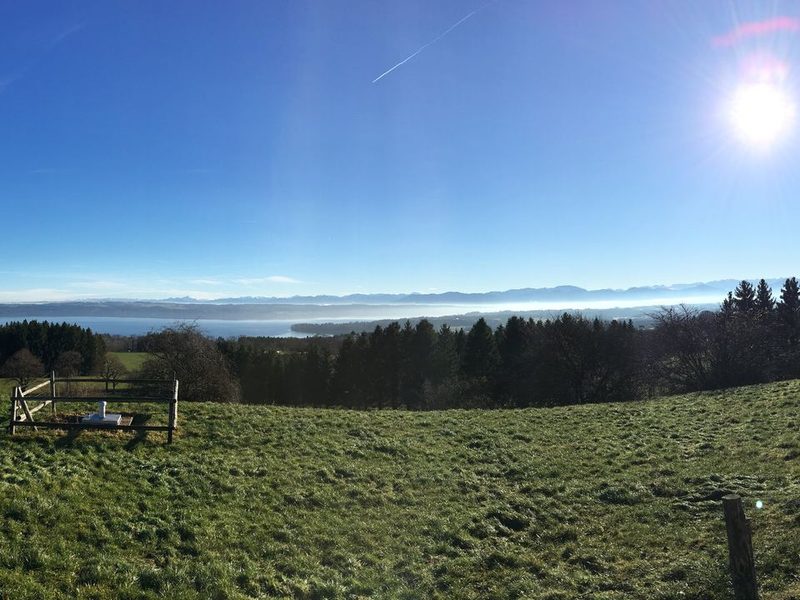 Blick von der Ilkahöhe über den Starnberger See zur Alpenkette