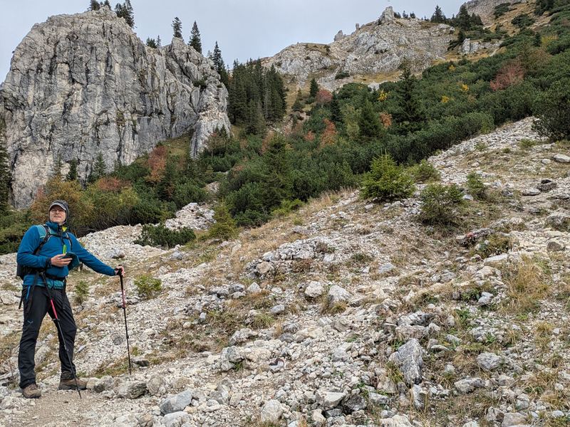 Rast im Geröll unterhalb einer Felswand