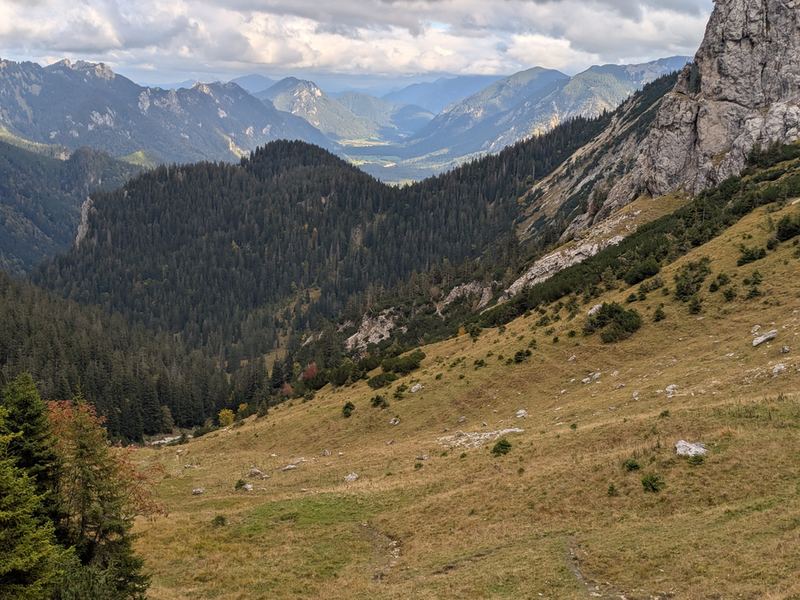 Am Lösertaljoch: Blick über bewaldete Täler in die Ferne
