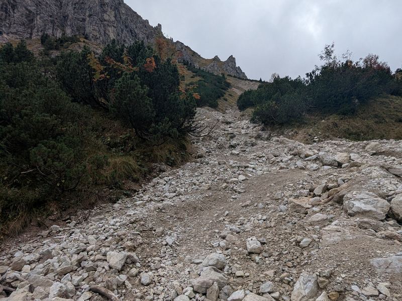 Der Weg quert eine breite Geröllrinne