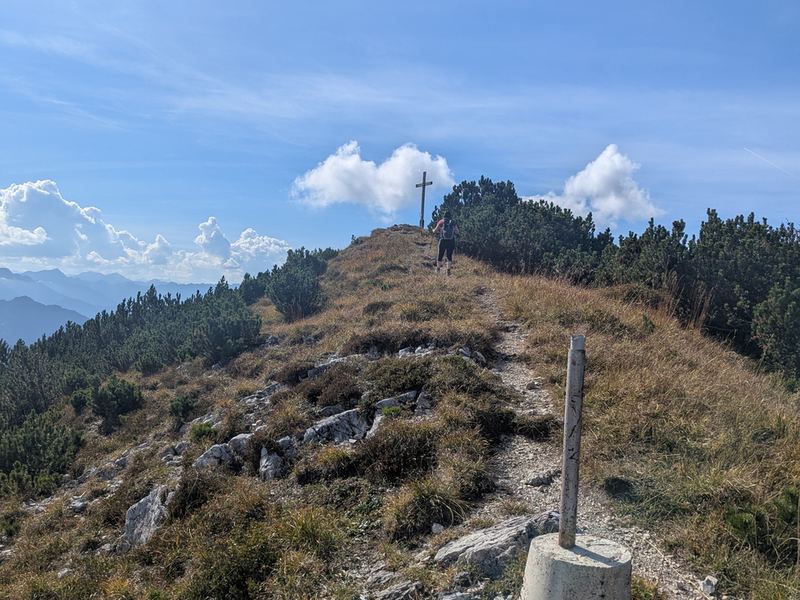 Der Gratweg führt auf das Gipfelkreuz zu
