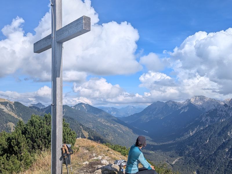 Am Gipfelkreuz: Blick in ein langes Tal
