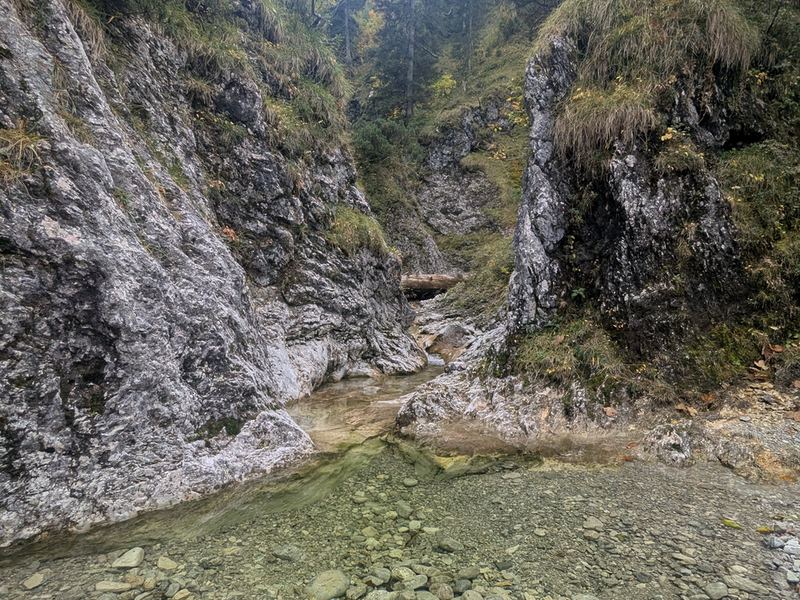 Ein Bach zwischen hellen Felswänden