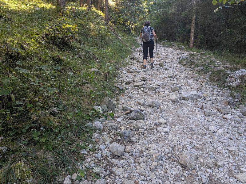 Steiler Weg über grobes Geröll, kurz nach dem Parkplatz