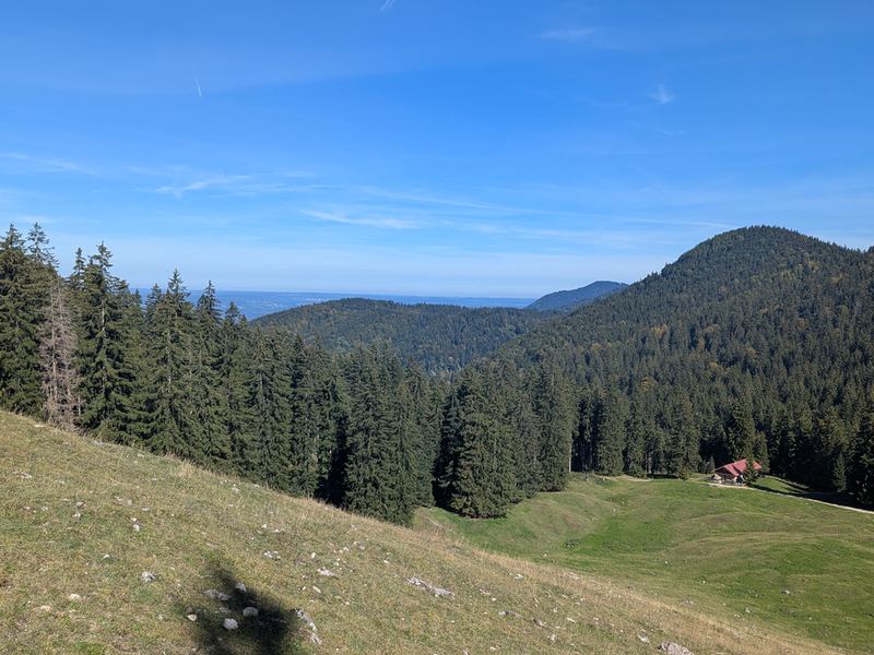 Blick zurück zu einer der beiden Almen, dahinter das Alpenvorland