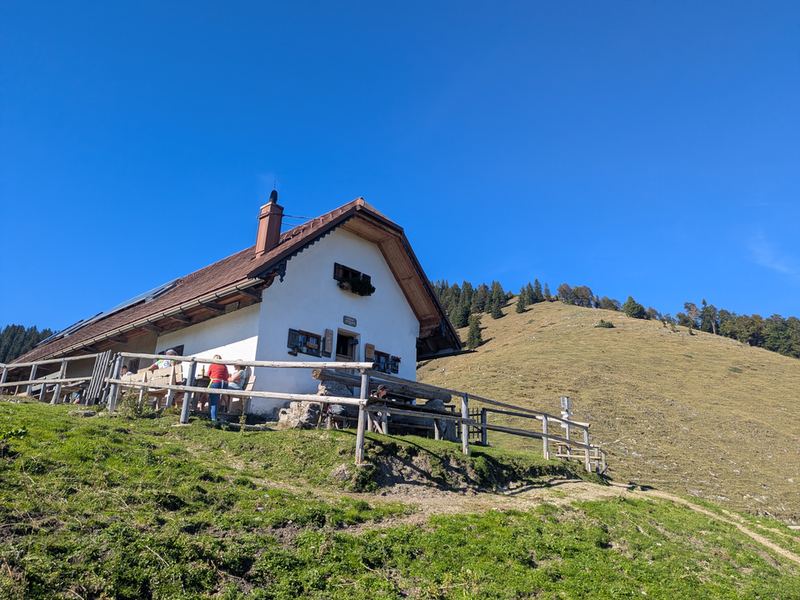 Bewirtschaftete Alm auf dem Rückweg