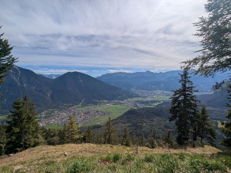 Aussicht vom Schafkopf auf Garmisch-Partenkirchen, dahinter das Wettersteingebirge