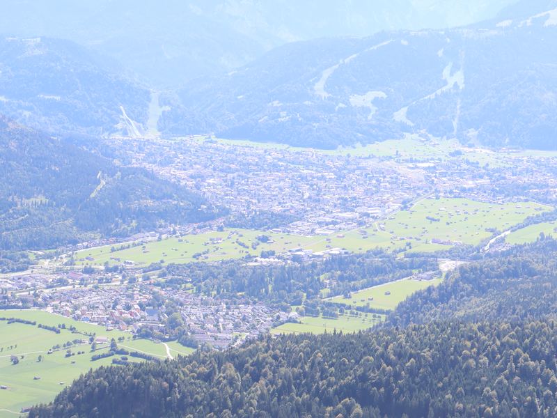 Panoramablick ins Loisachtal auf Garmisch-Partenkirchen