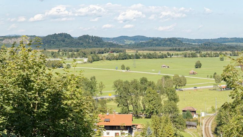 Wiesen bei Eschenlohe mit Blick auf die Alpenkette