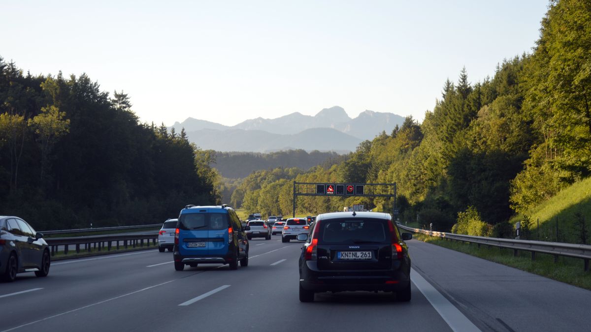 Die Kette im Morgenlicht, von der A8 bei Irschenberg