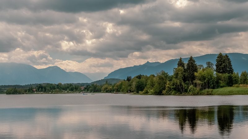 Blick über den Staffelsee nach Süden auf die Alpenkette.