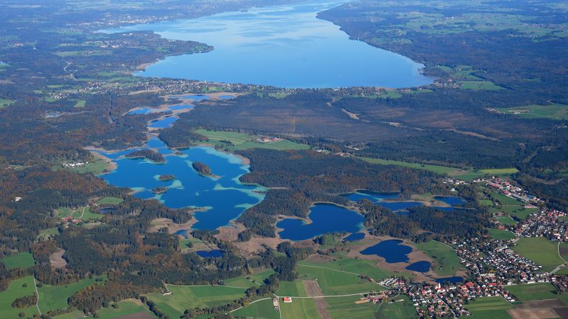 Die Osterseen von Süden, dahinter der Starnberger See — Toteislöcher und Zungenbecken in einem Bild.