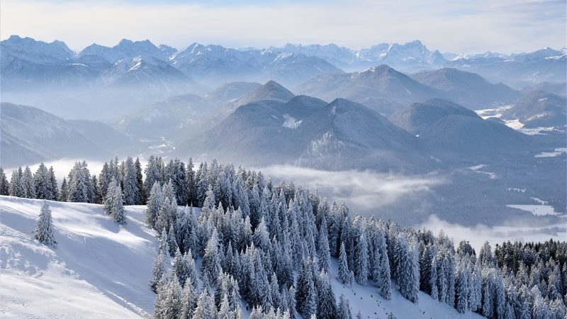 Blick vom Seekarkreuz bei Lenggries über die winterliche Jachenau und das Isartal.
