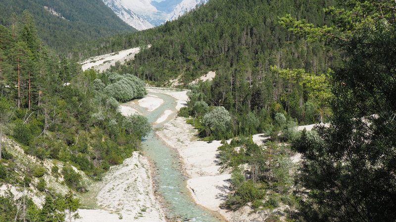Blick von der Gleirschhöhe über die junge Isar ins Hinterautal, dahinter der Rosslochkamm.
