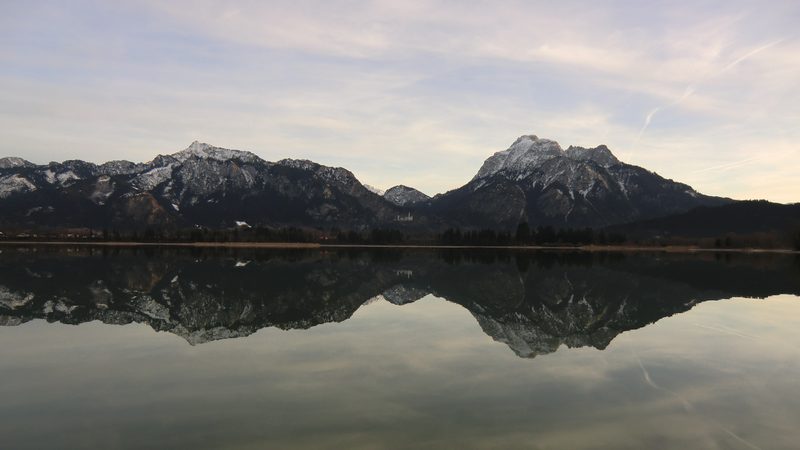 Der Forggensee vor Säuling und Tegelberg.