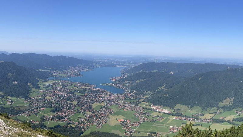 Blick vom Gipfel des Wallbergs nach Norden über den Tegernsee.