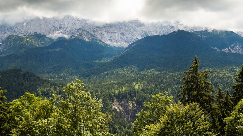 Blick vom Eckbauer bei Garmisch-Partenkirchen auf den Kamm des Wettersteingebirges.
