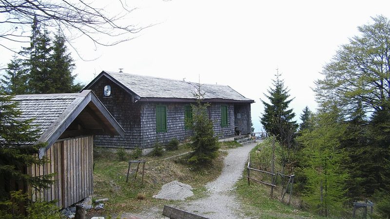 Die Hochkopfhütte am Altlacher Hochkopf über dem Walchensee