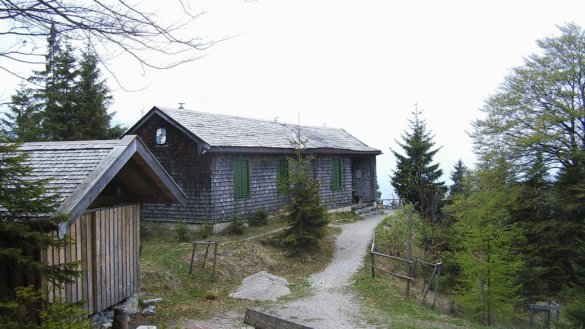 Die Hochkopfhütte am Altlacher Hochkopf über dem Walchensee