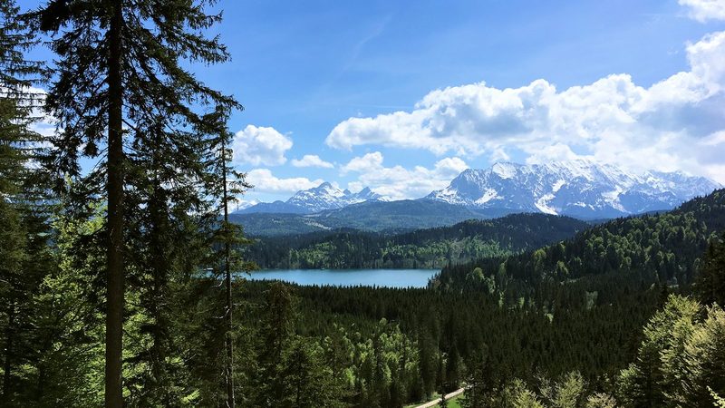 Blick über den Barmsee bei Krün auf Arnspitze und Wettersteinwand