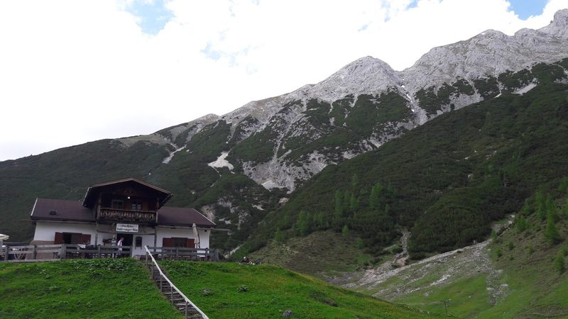 Die Halleranger Alm vor den Felswänden des Rosslochkamms