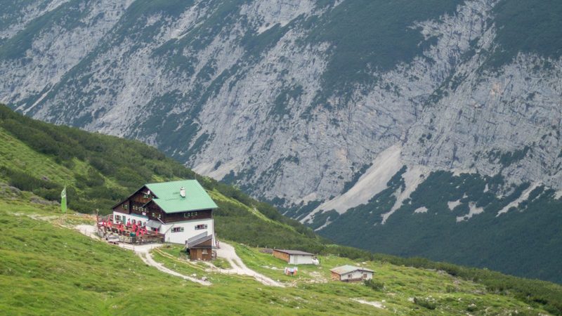 Die Pfeishütte von Südosten, dahinter die Wände des Samertals