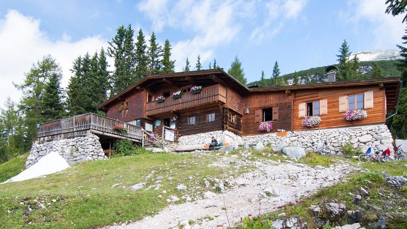 Die Pleisenhütte mit Sonnenterrasse und abgestellten Mountainbikes