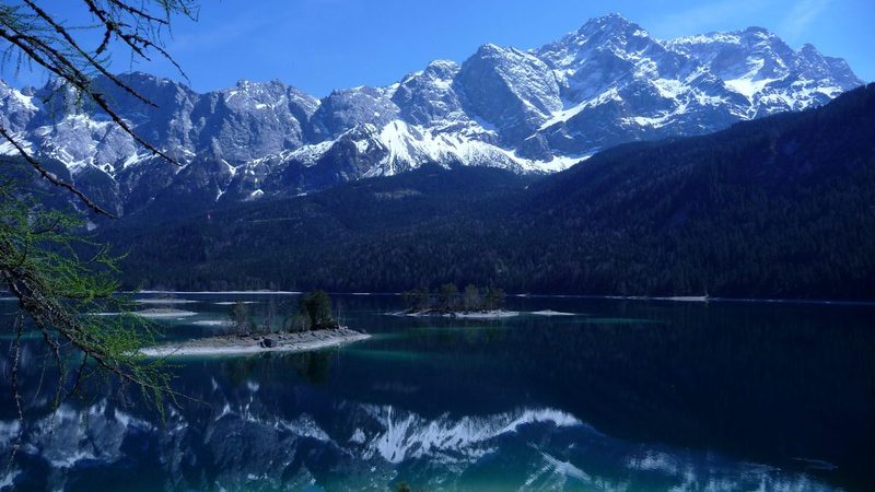 Blick auf den Eibsee mit der Zugspitze im Hintergrund
