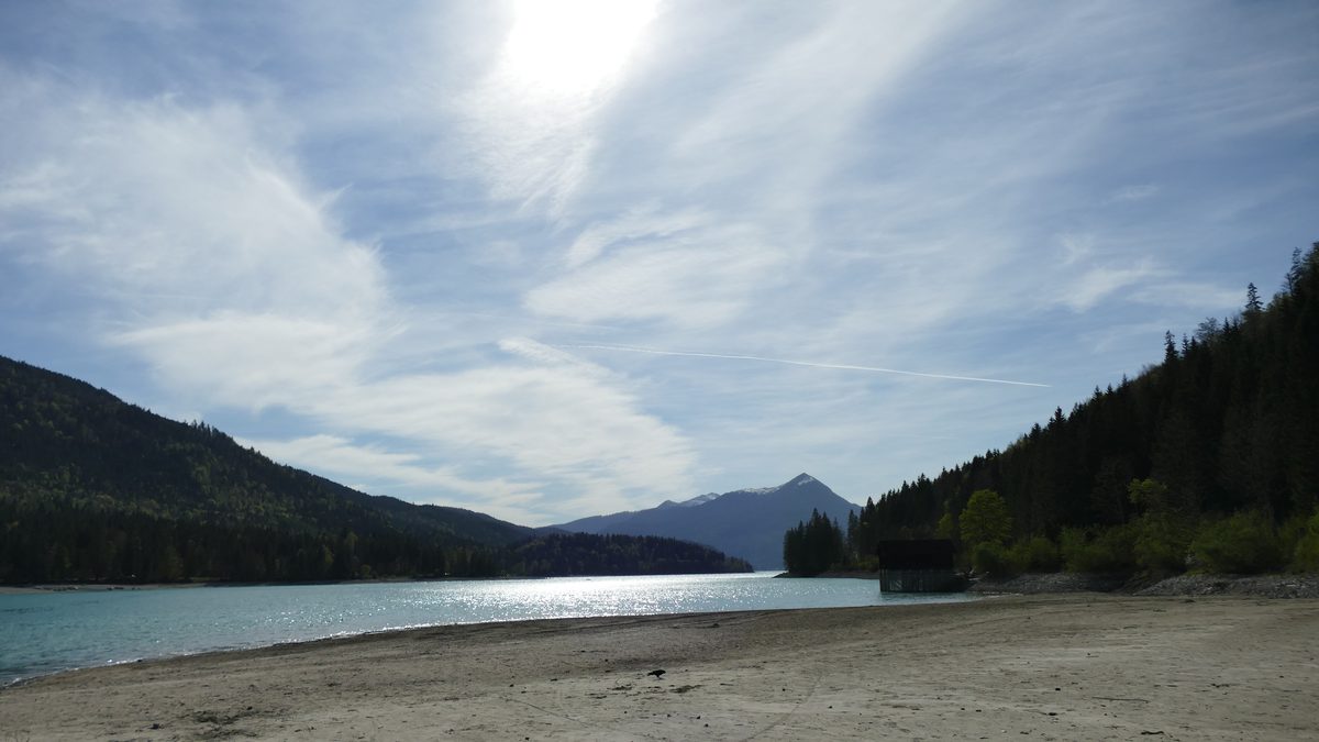 Walchensee-Ufer mit Blick zum Simetsberg