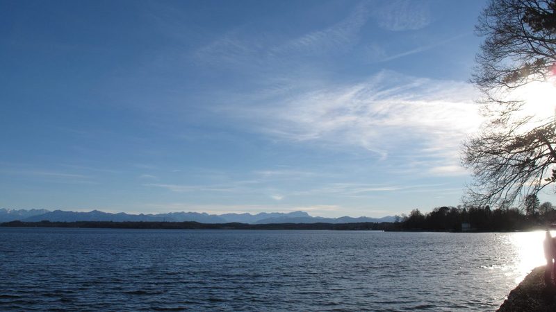 Starnberger See bei Tutzing mit der Alpenkette im Hintergrund