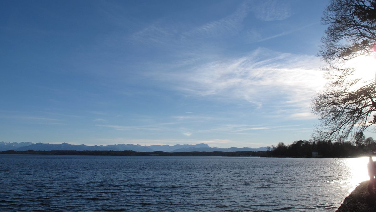 Starnberger See bei Tutzing mit der Alpenkette im Hintergrund