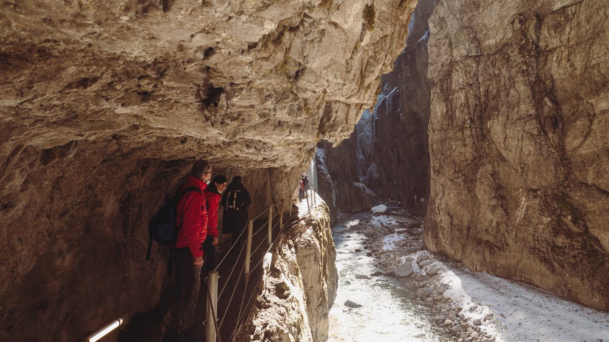 In den Fels gehauener Weg durch die Partnachklamm