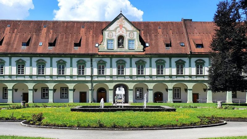 Das Kloster Benediktbeuern mit der Fraunhofer-Glashütte