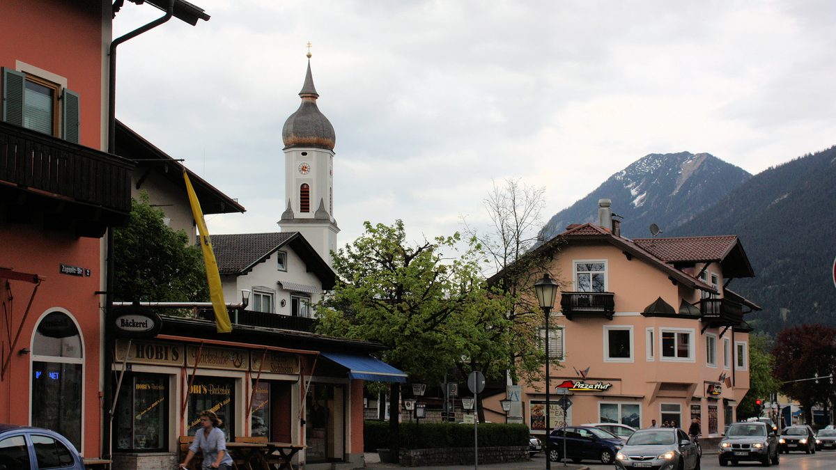 Blick über Garmisch-Partenkirchen auf die umliegenden Berge