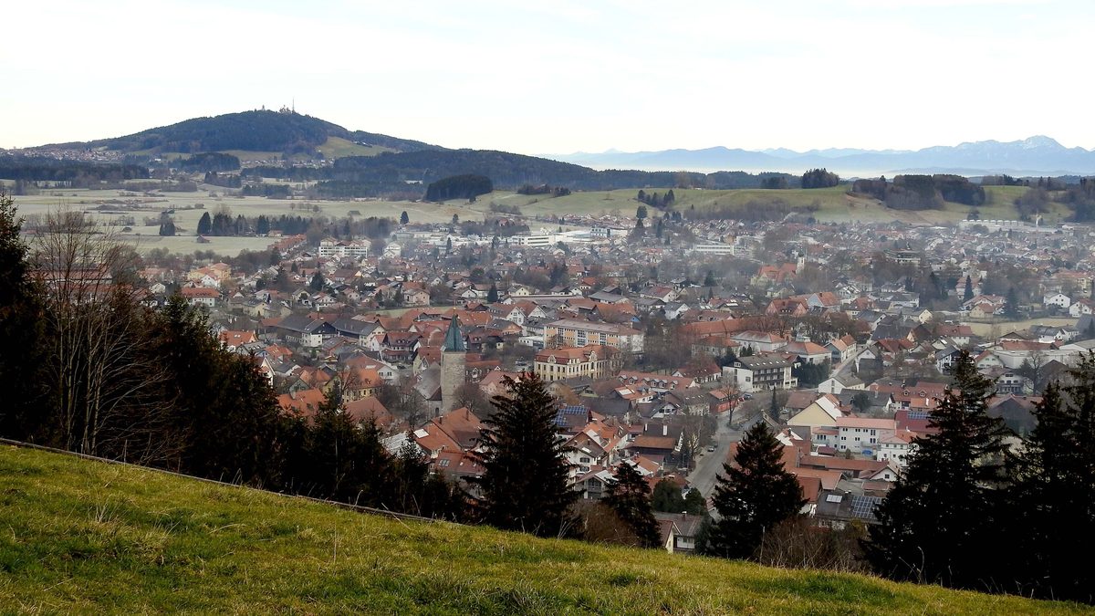 Peiting von Westen mit Hohem Peißenberg