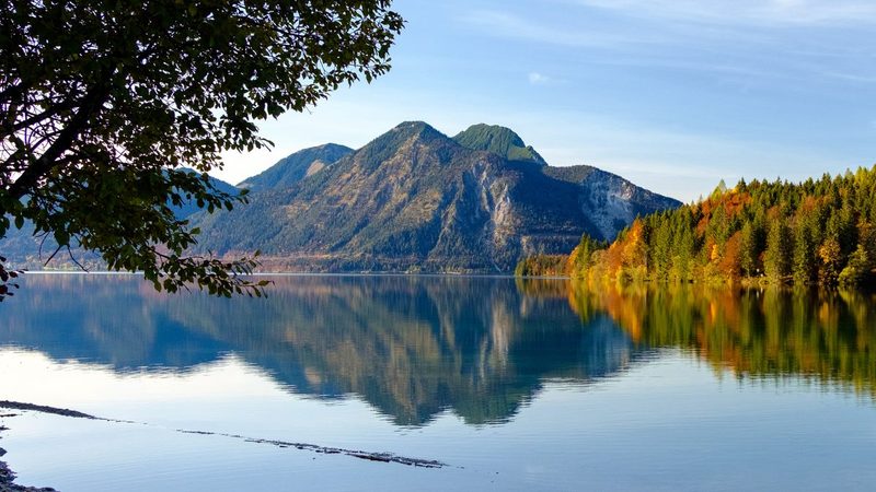Der Walchensee mit Heimgarten, Fahrenbergkopf und Herzogstand im Herbst