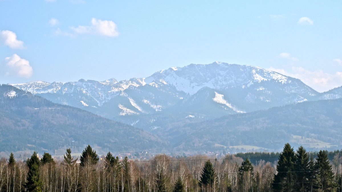 Blick über das Kocheler Moor auf die Benediktenwand