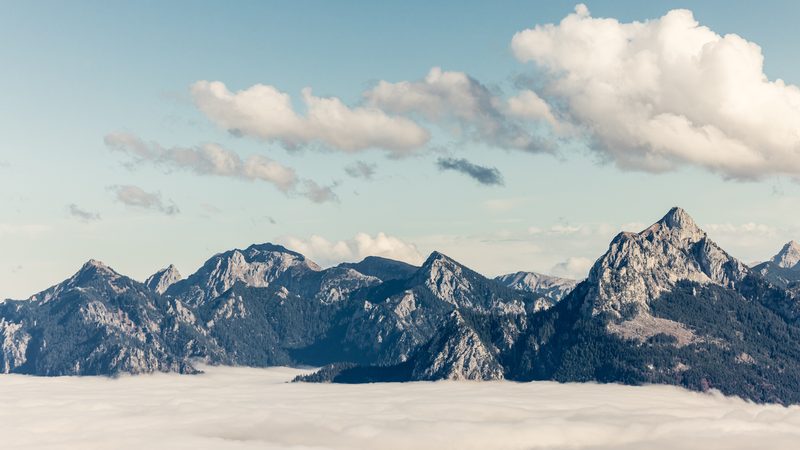Die Hochblasse (4. Gipfel von links) und weitere Gipfel der Ammergauer Alpen über dem Nebelmeer, gesehen vom Breitenberg