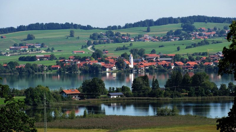 Blick über den Riegsee auf Aidling und die Aidlinger Höhe