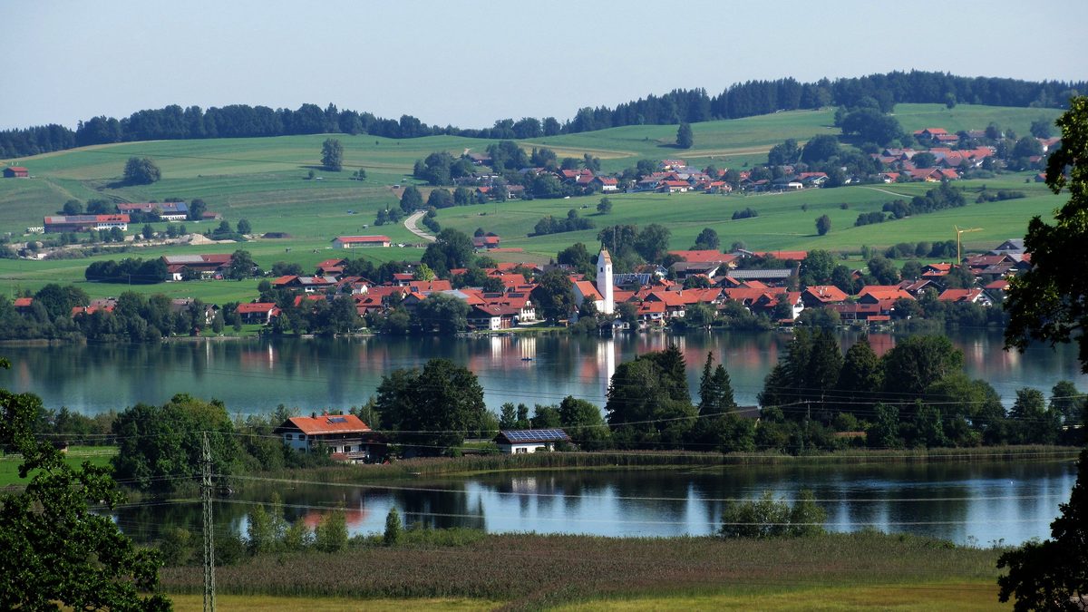 Blick über den Riegsee auf Aidling und die Aidlinger Höhe