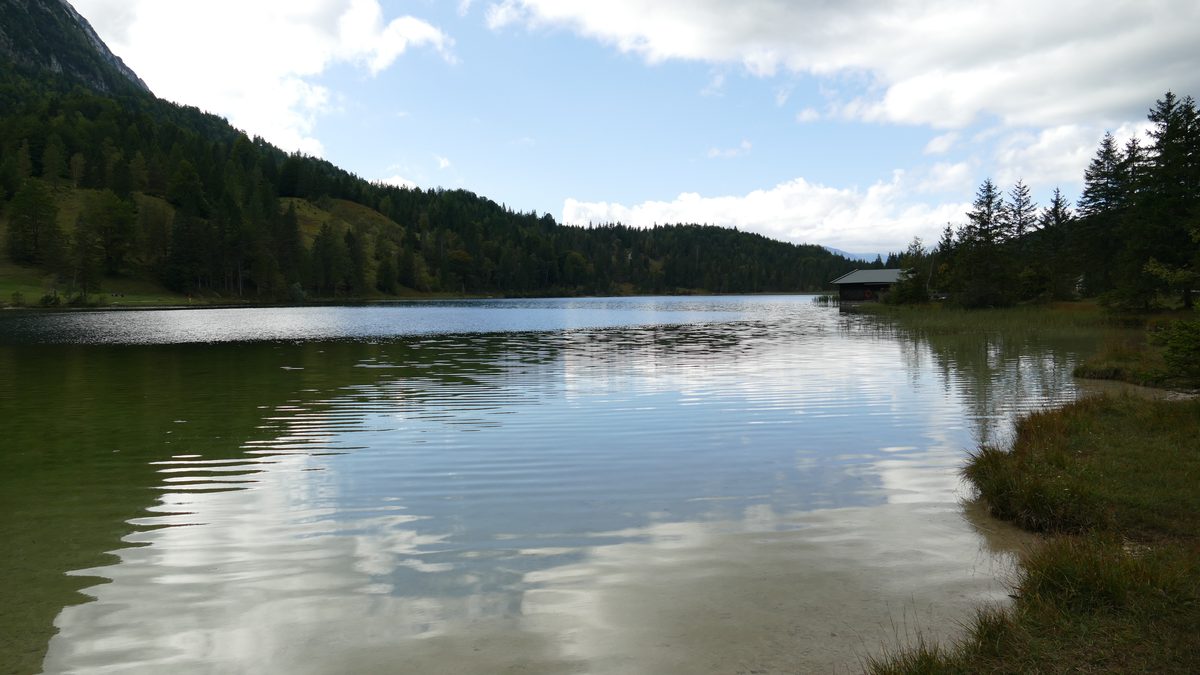 Der Ferchensee bei Mittenwald unterhalb des Hohen Kranzbergs